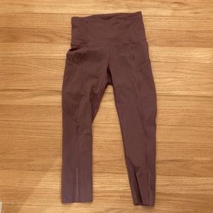 Capri Lululemon leggings in dusty plum